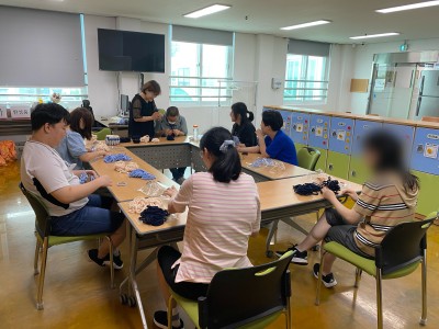 직업적응훈련생 토탈공예(양말 목 바구니 만들기) 이미지