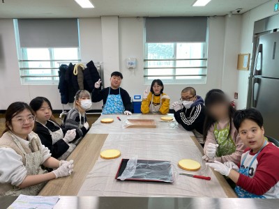 직업적응훈련생 제과제빵훈련 '크리스마스 팝' 만들기 이미지