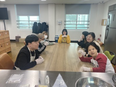 직업적응훈련생 제과제빵훈련 '삼색 상투 과자'만들기 이미지