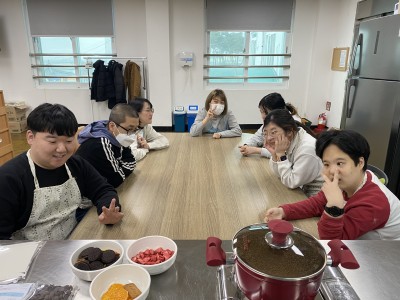 직업적응훈련생 제과제빵훈련 '리얼바크 초콜릿'만들기 이미지