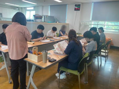 직업적응훈련생 토탈공예(원테이블&비즈 팔찌 만들기) 이미지
