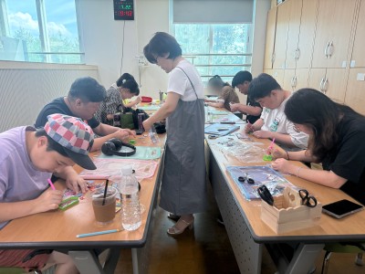 직업훈련생 토탈공예(보석 십자수를 활용한 화일 꾸미기) 이미지