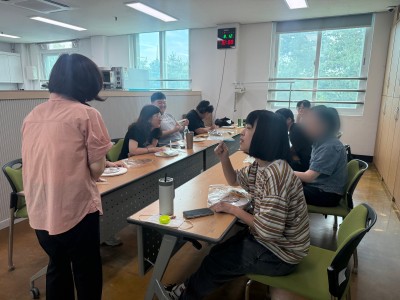 직업훈련생 토탈공예(해바라기 시계 만들기) 이미지